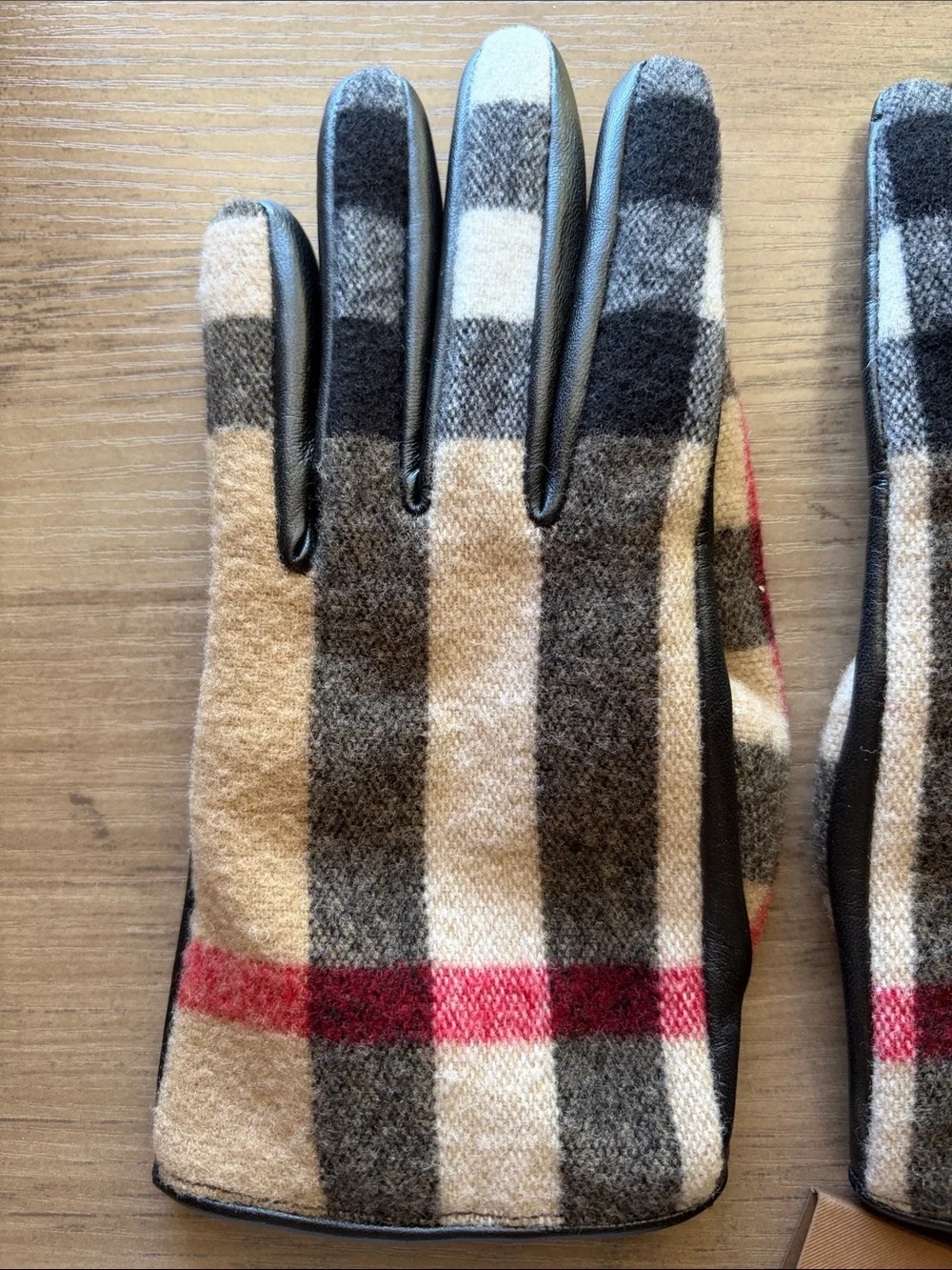 NWT Burberry Victoria Archive Beige Check gloves size 7